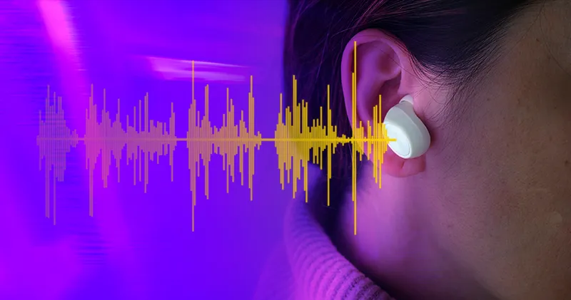 Persona con auricular escuchando los mejores pódcast de marketing digital según garajedoce.