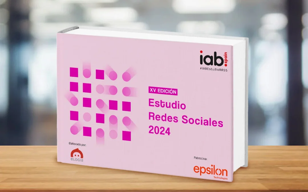 Portada de dossier de estudio IAB Spain de Redes Sociales 2024 sobre mesa de madera.