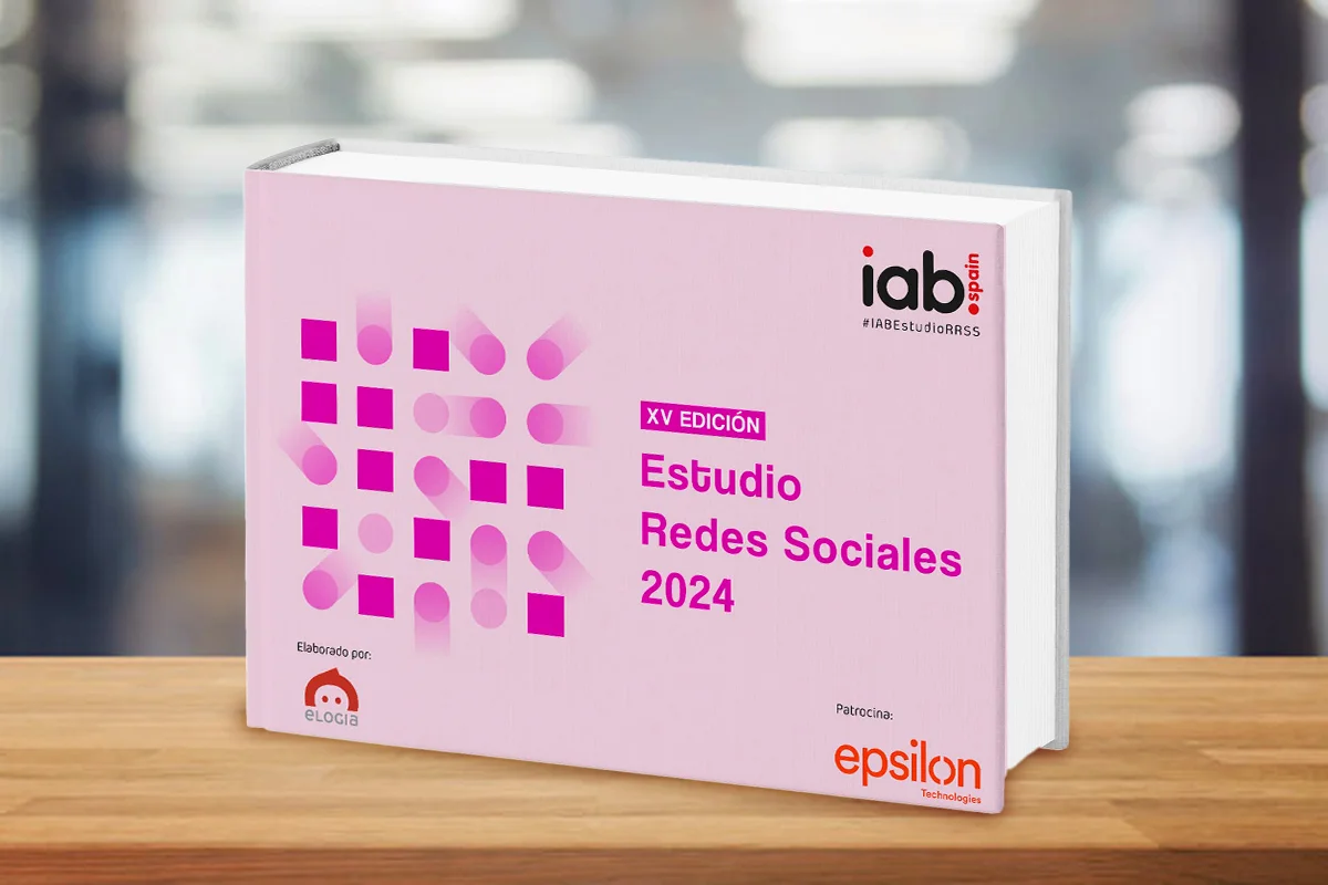 Portada de dossier de estudio IAB Spain de Redes Sociales 2024 sobre mesa de madera.